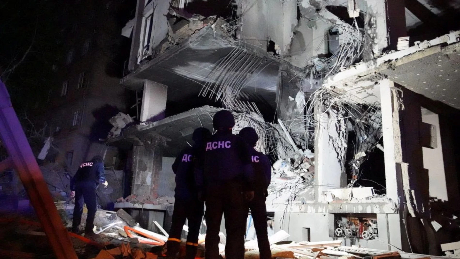 Hallan un cadáver entre los escombros del ataque ruso con misiles en Kiev: hay diez heridos