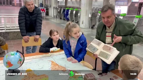 Bajo el metro de Járkov: así se divierten los niños durante la guerra en Ucrania Bajo el metro de Járkov: así se divierten los niños durante la guerra en Ucrania