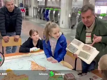Bajo el metro de Járkov: así se divierten los niños durante la guerra en Ucrania
