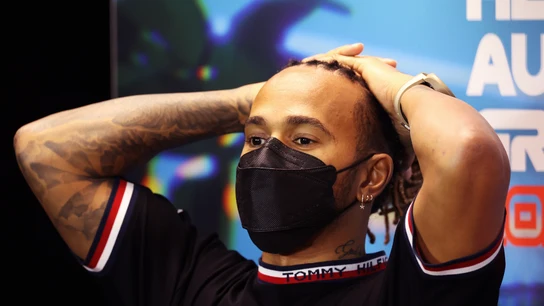 Lewis Hamlton, con las manos en la cabeza Lewis Hamlton, con las manos en la cabeza