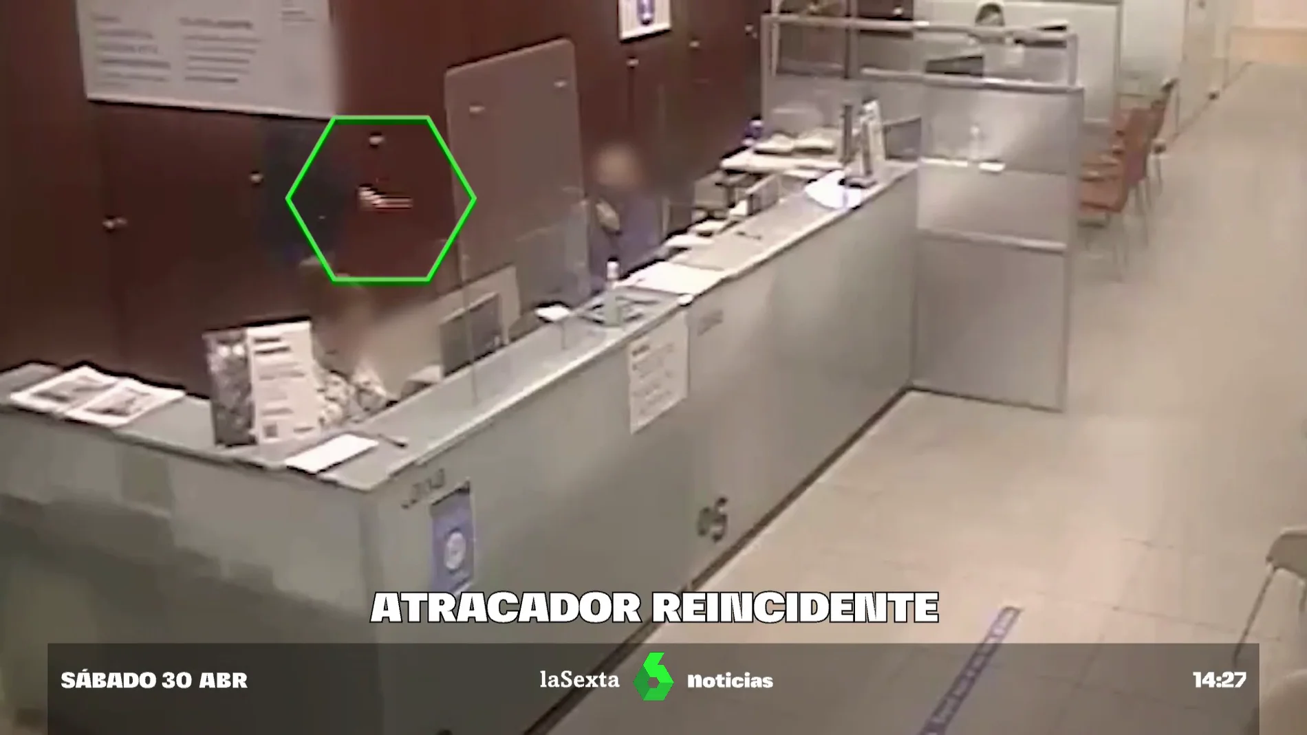 Las imágenes del atraco con arma blanca de un preso reincidente a un banco en Barcelona