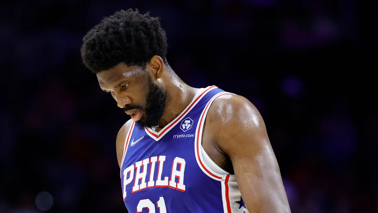 Joel Embiid, cabizbajo Joel Embiid, cabizbajo