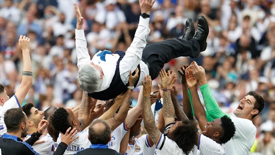 Carlo Ancelotti, manteado por sus jugadores Carlo Ancelotti, manteado por sus jugadores