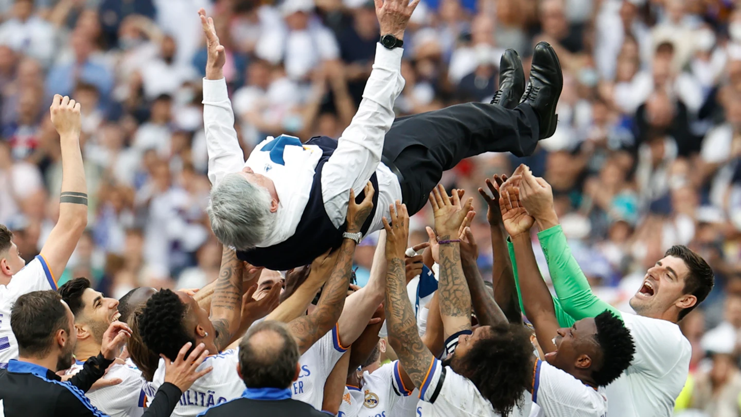 Carlo Ancelotti, manteado por sus jugadores Carlo Ancelotti, manteado por sus jugadores