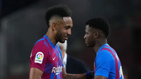 Ansu Fati sale al campo por Aubameyang Ansu Fati sale al campo por Aubameyang