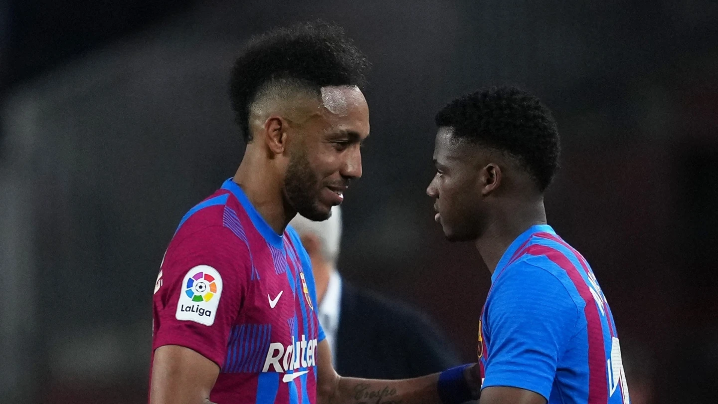 Ansu Fati sale al campo por Aubameyang Ansu Fati sale al campo por Aubameyang