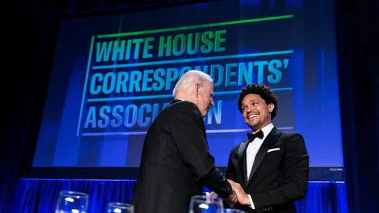 Joe Biden saluda a Trevor Noah Joe Biden saluda a Trevor Noah