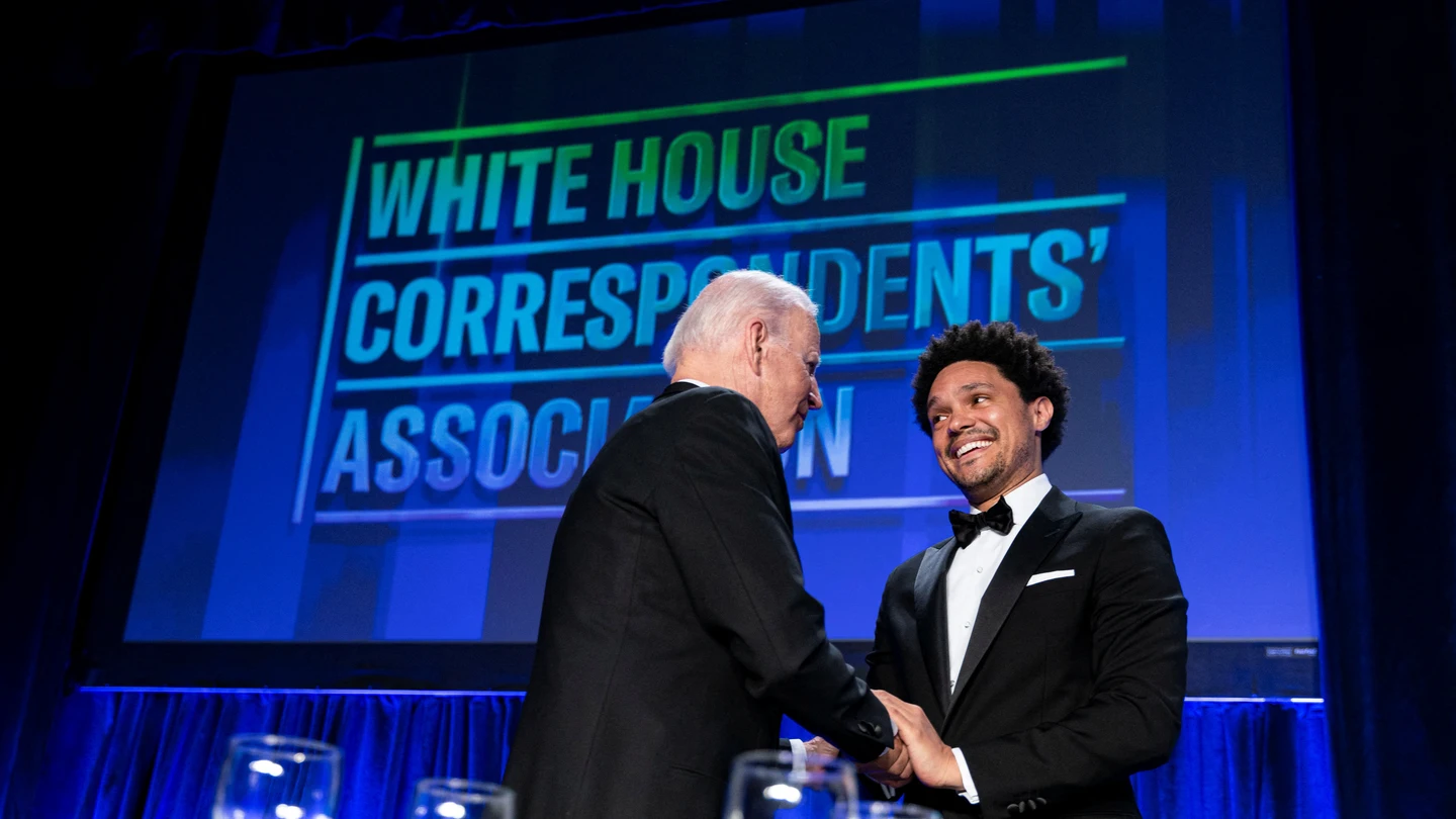 Joe Biden saluda a Trevor Noah Joe Biden saluda a Trevor Noah