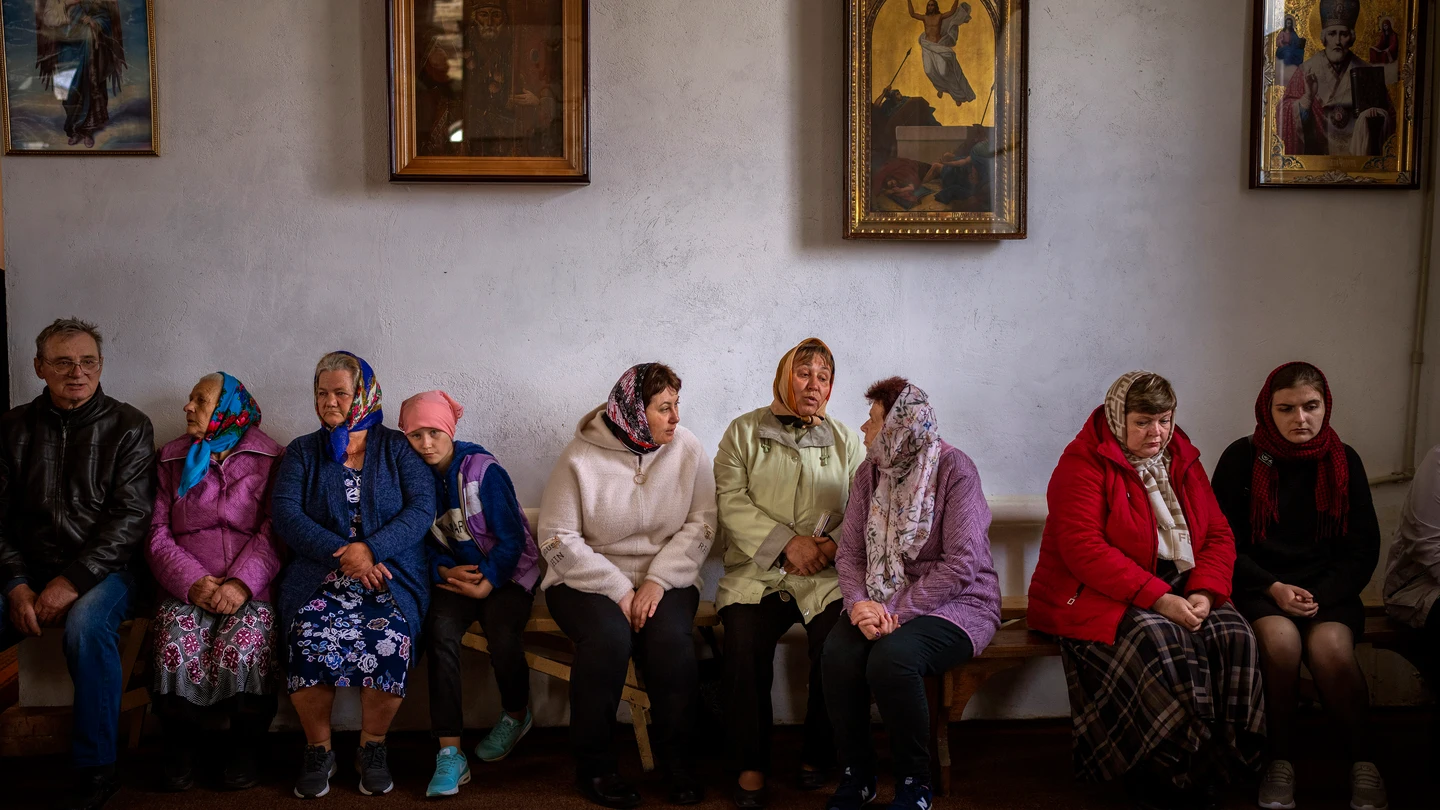 Un grupo de mujeres ucranianas aguardan el inicio de un servicio religioso. Un grupo de mujeres ucranianas aguardan el inicio de un servicio religioso.