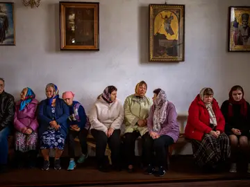 Un grupo de mujeres ucranianas aguardan el inicio de un servicio religioso.