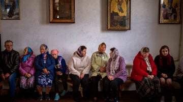 Un grupo de mujeres ucranianas aguardan el inicio de un servicio religioso.
