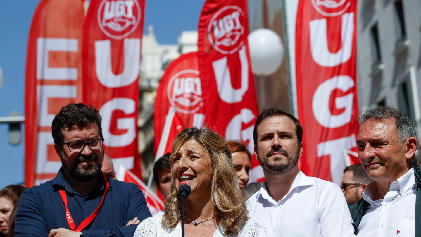 La vicepresidenta segunda y ministra de Trabajo y Economía Social, Yolanda Díaz, atiende a los medios de comunicación antes de asistir a la manifestación del 1º de Mayo en la cabecera de la marcha, este domingo. La vicepresidenta segunda y ministra de Trabajo y Economía Social, Yolanda Díaz, atiende a los medios de comunicación antes de asistir a la manifestación del 1º de Mayo en la cabecera de la marcha, este domingo.