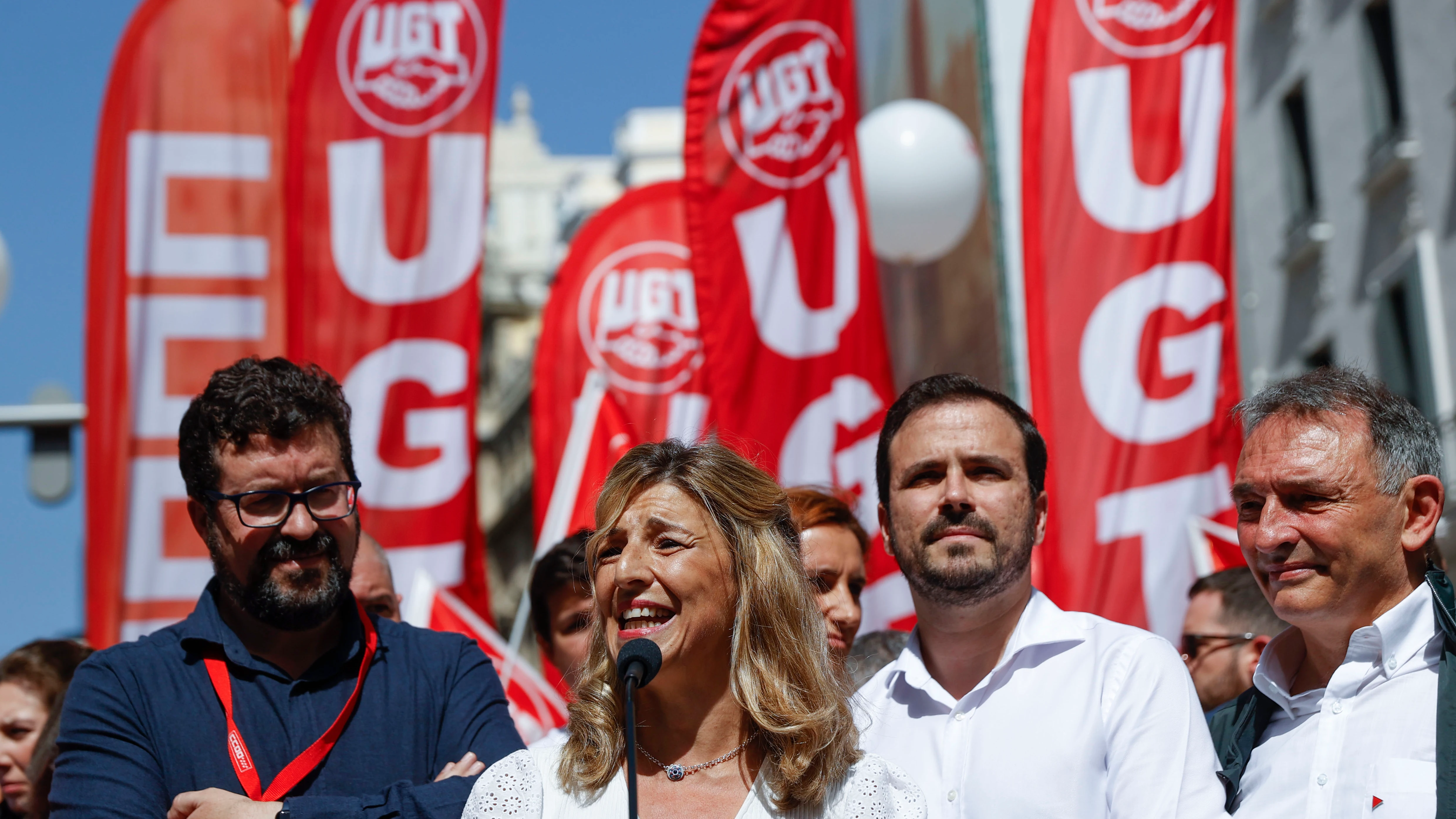 La vicepresidenta segunda y ministra de Trabajo y Economía Social, Yolanda Díaz, atiende a los medios de comunicación antes de asistir a la manifestación del 1º de Mayo en la cabecera de la marcha, este domingo.