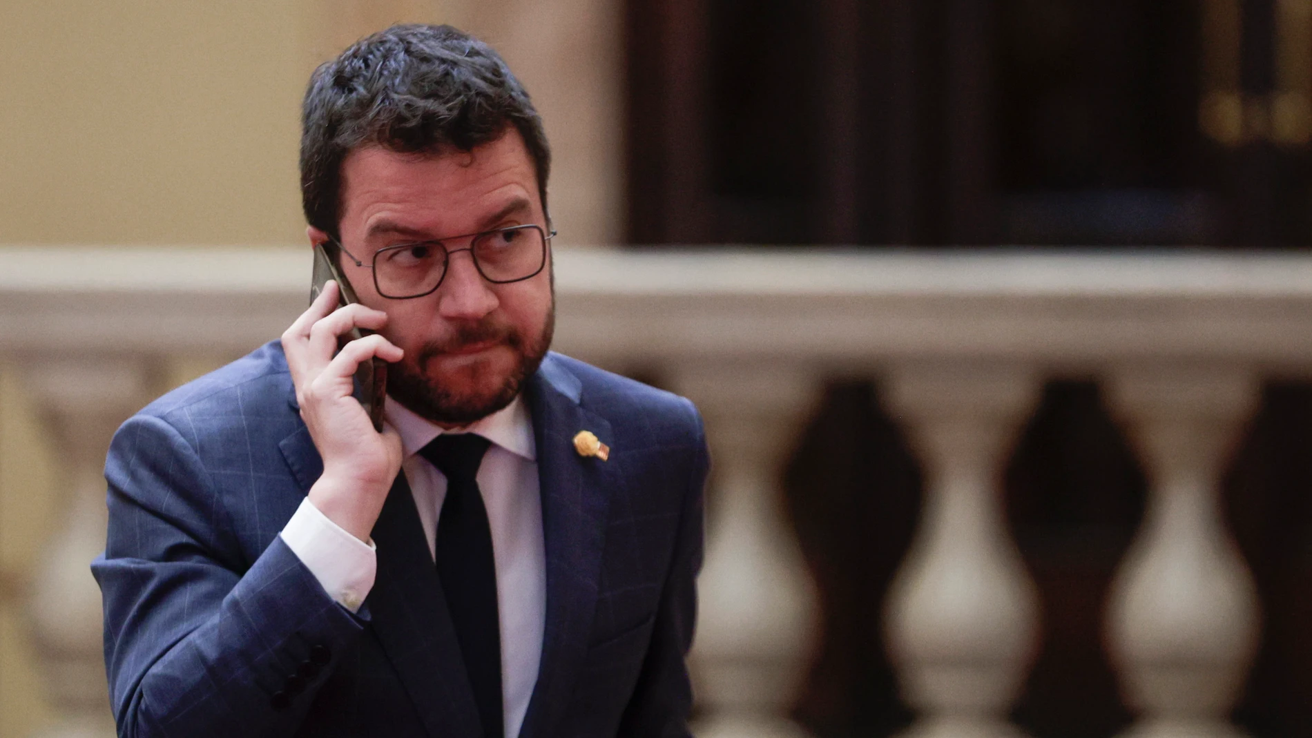 El presidente de la Generalitat, Pere Aragonès, hablando por teléfono