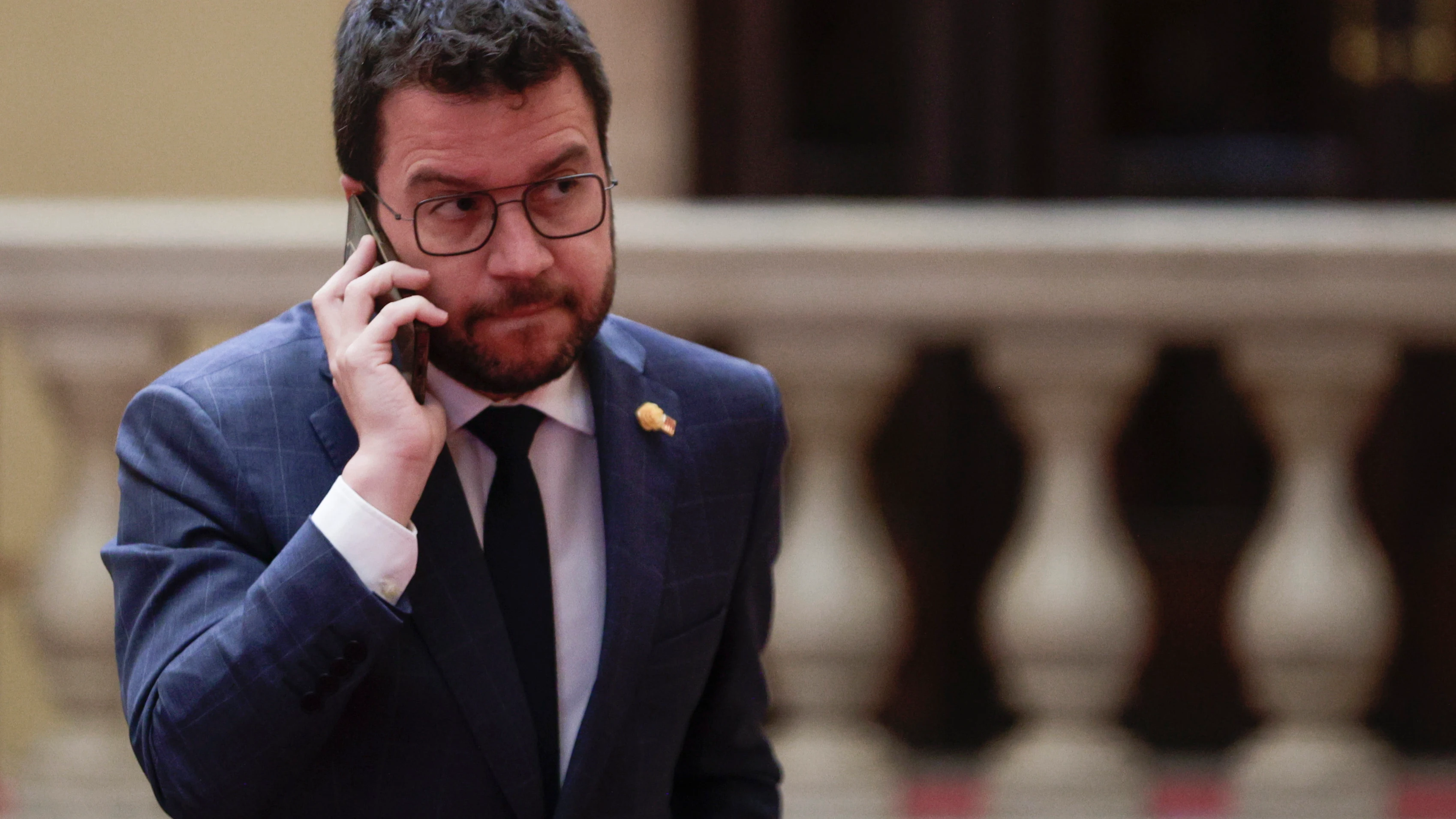 El presidente de la Generalitat, Pere Aragonès, hablando por teléfono