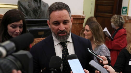 El l&iacute;der de Vox, Santiago Abascal, atiende a los medios en el Congreso