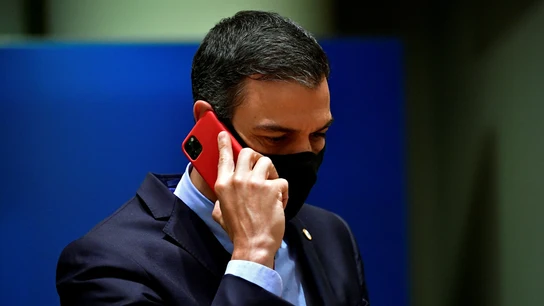 El presidente del Gobierno, Pedro Sánchez, hablando por teléfono. Análisis del espionaje al Gobierno
