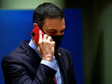 El presidente del Gobierno, Pedro Sánchez, hablando por teléfono.