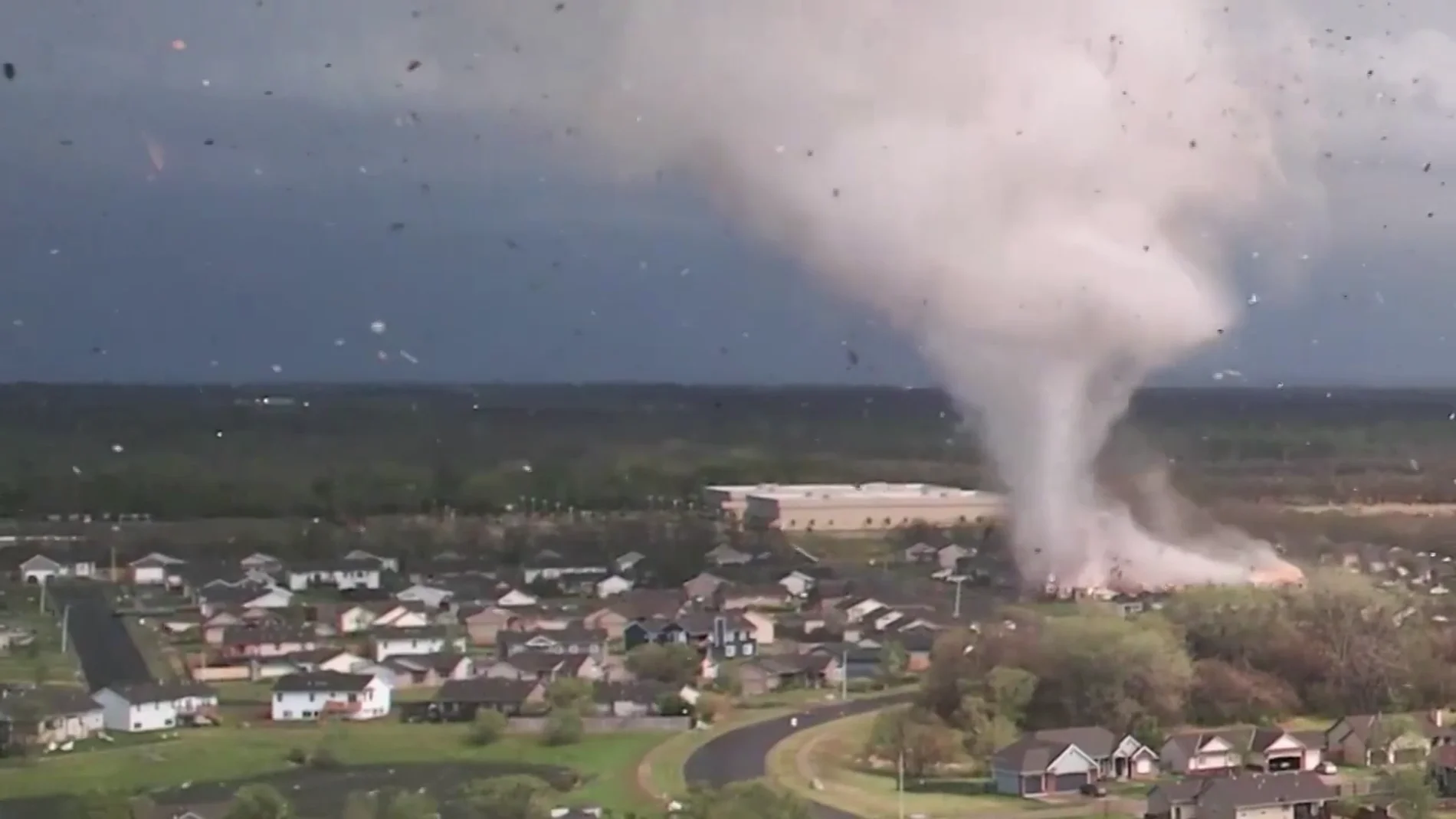 Increíbles imágenes de un tornado a vista de dron pasando por la localidad de Andover (Kansas)