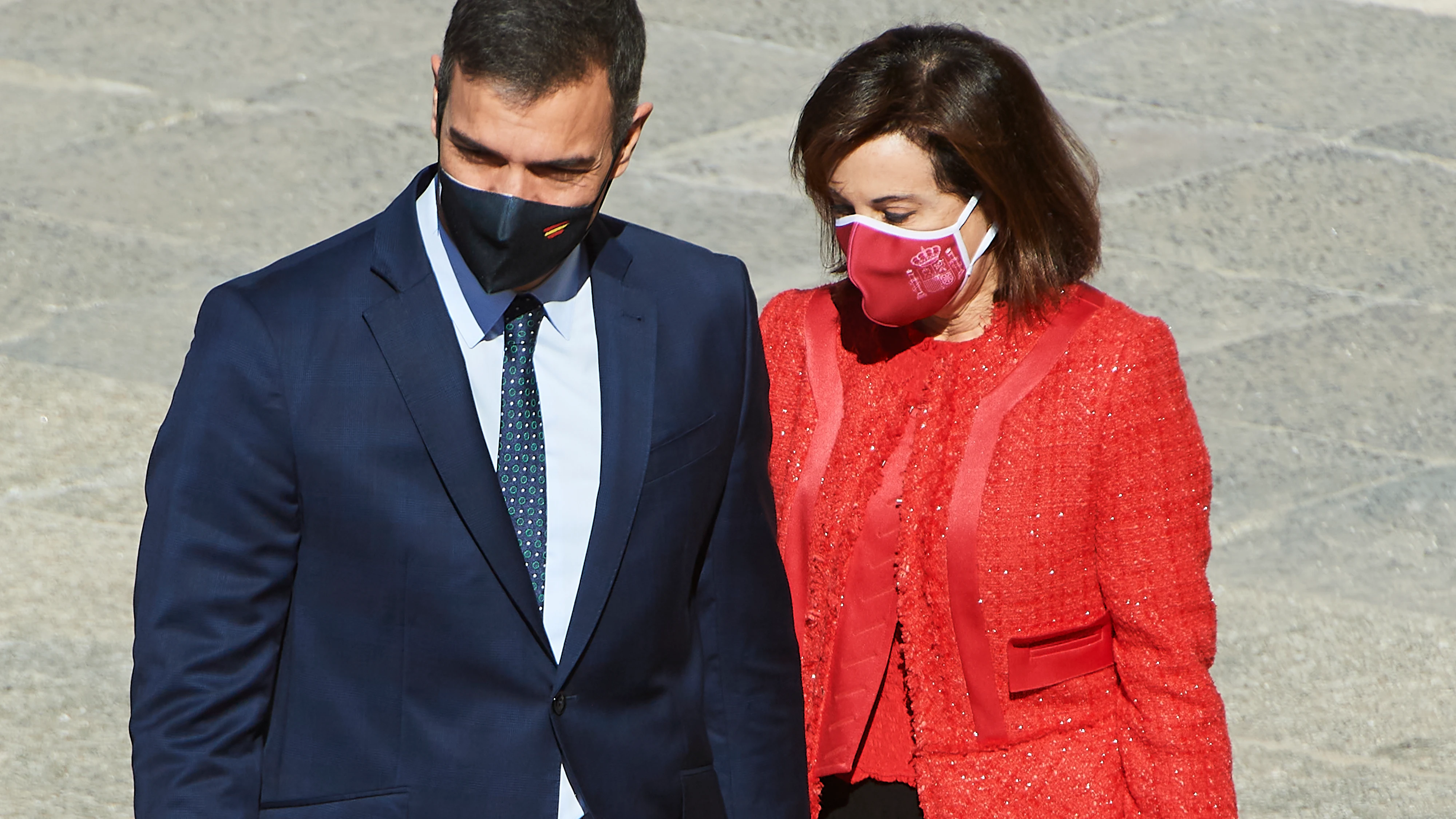 El presidente del Gobierno, Pedro Sánchez, y la ministra de Defensa, Margarita Robles.