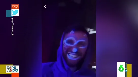 "Que siga la fiesta y el cachondeo": la reacción viral de un joven al descubrir que su amigo le ha pintado la cara mientras dormía "Que siga la fiesta y el cachondeo": la reacción viral de un joven al descubrir que su amigo le ha pintado la cara mientras dormía