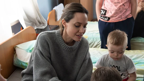 La actriz Angelina Jolie visita a las víctimas del ataque con misiles en la estación de tren de Kramatorsk La actriz Angelina Jolie visita a las víctimas del ataque con misiles en la estación de tren de Kramatorsk