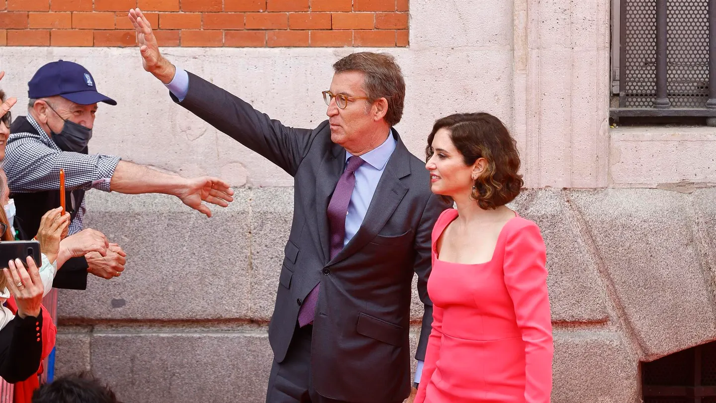 El líder del PP, Alberto Núñez Feijóo, junto a la presidenta madrileña, Isabel Díaz Ayuso, en el acto por el Dos de Mayo El líder del PP, Alberto Núñez Feijóo, junto a la presidenta madrileña, Isabel Díaz Ayuso, en el acto por el Dos de Mayo