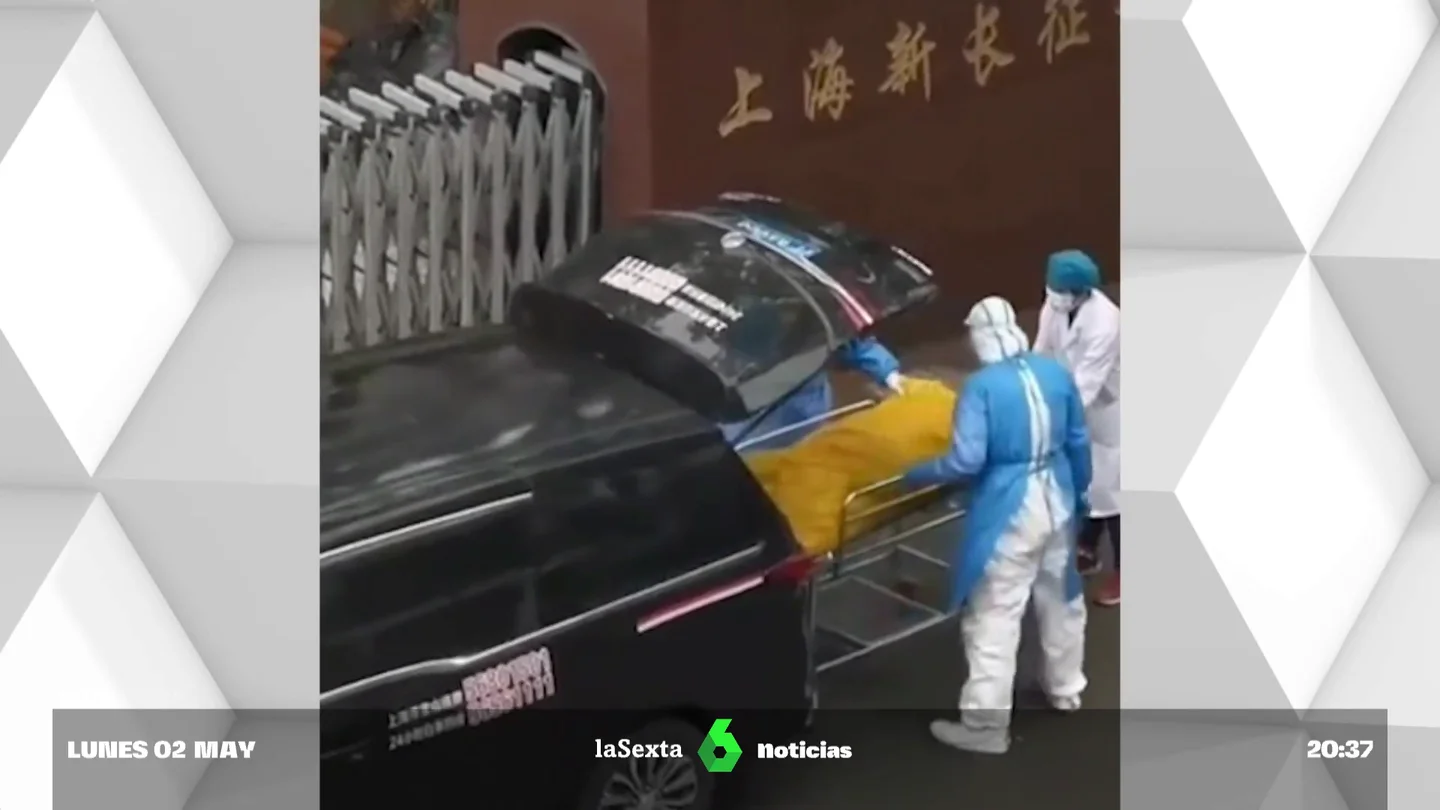 un anciano a quien daban por muerto empieza a moverse camino a ser incinerado un anciano a quien daban por muerto empieza a moverse camino a ser incinerado