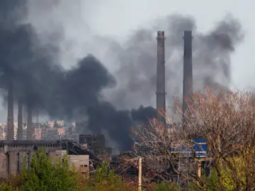 La acería Azovstal de Mariúpol bajo el ataque ruso.