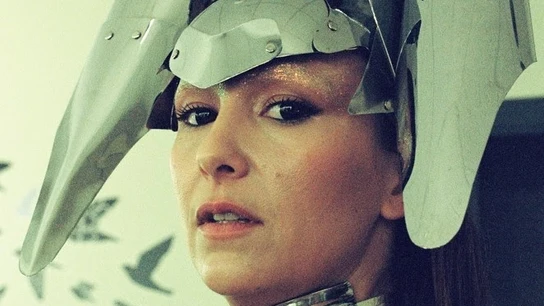 Polémica por el videoclip de Rigoberta Bandini: una activista denuncia que prescindieron de pechos de mujeres reales Las tetas de 'Ay Mama'