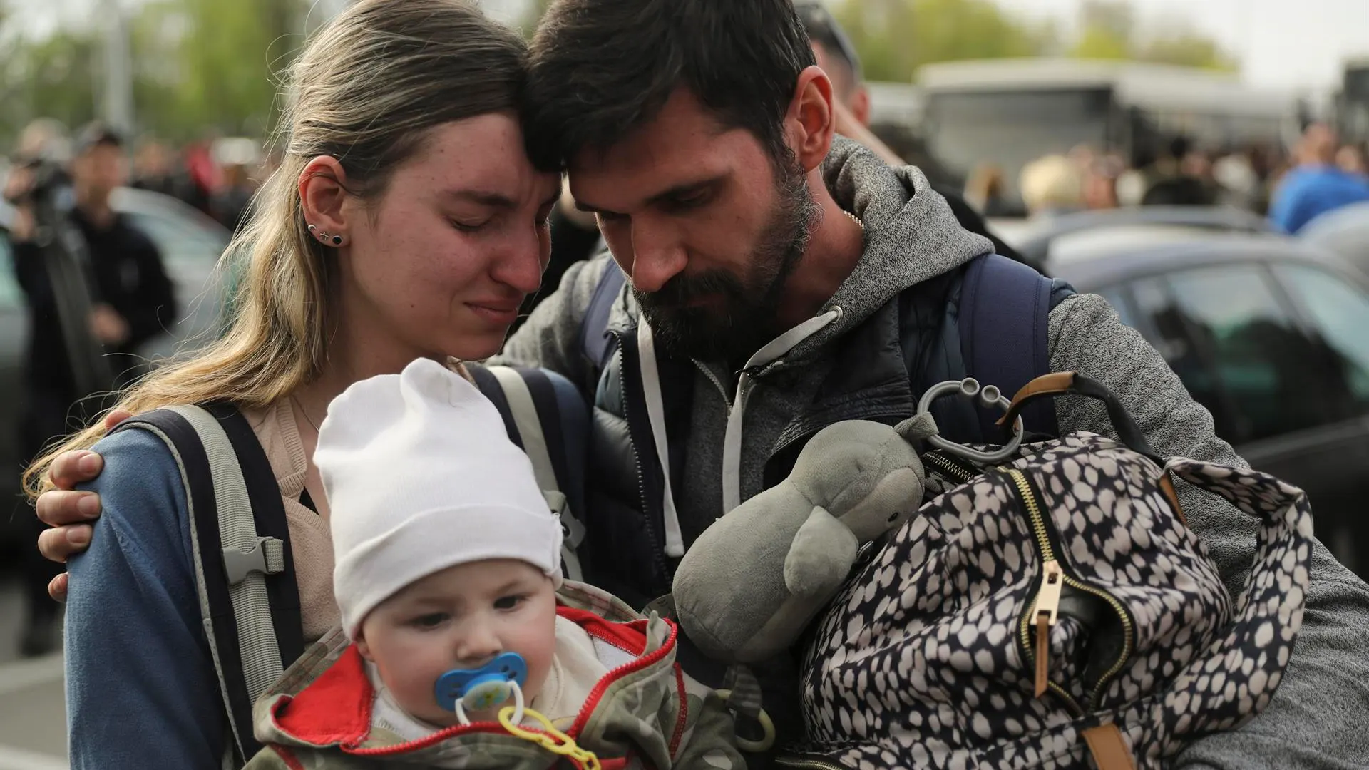 Los primeros evacuados de la acería de Mariúpol llegan a Zaporiyia
