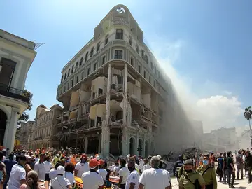 Habitantes y cuerpos de emergencia acuden a la zona tras una explosión en Hotel Saratoga, en la capital cubana.