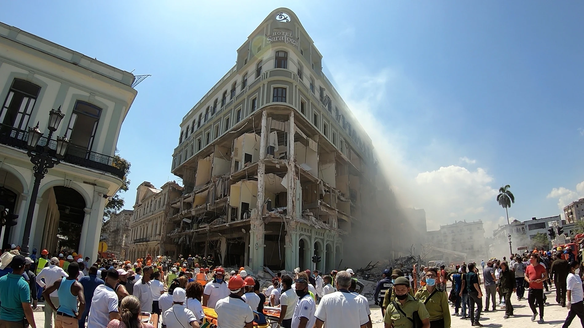 Habitantes y cuerpos de emergencia acuden a la zona tras una explosión en Hotel Saratoga, en la capital cubana.