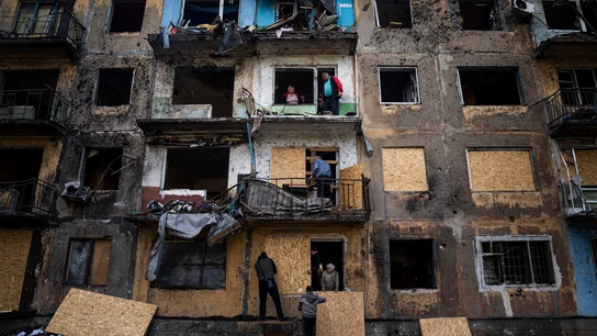 Los residentes locales cierran las ventanas de un edificio tras un bombardeo ruso en Dobropillya, región de Donetsk. Los residentes locales cierran las ventanas de un edificio tras un bombardeo ruso en Dobropillya, región de Donetsk.