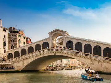 Todo lo que debes saber del bello puente de Rialto de Venecia