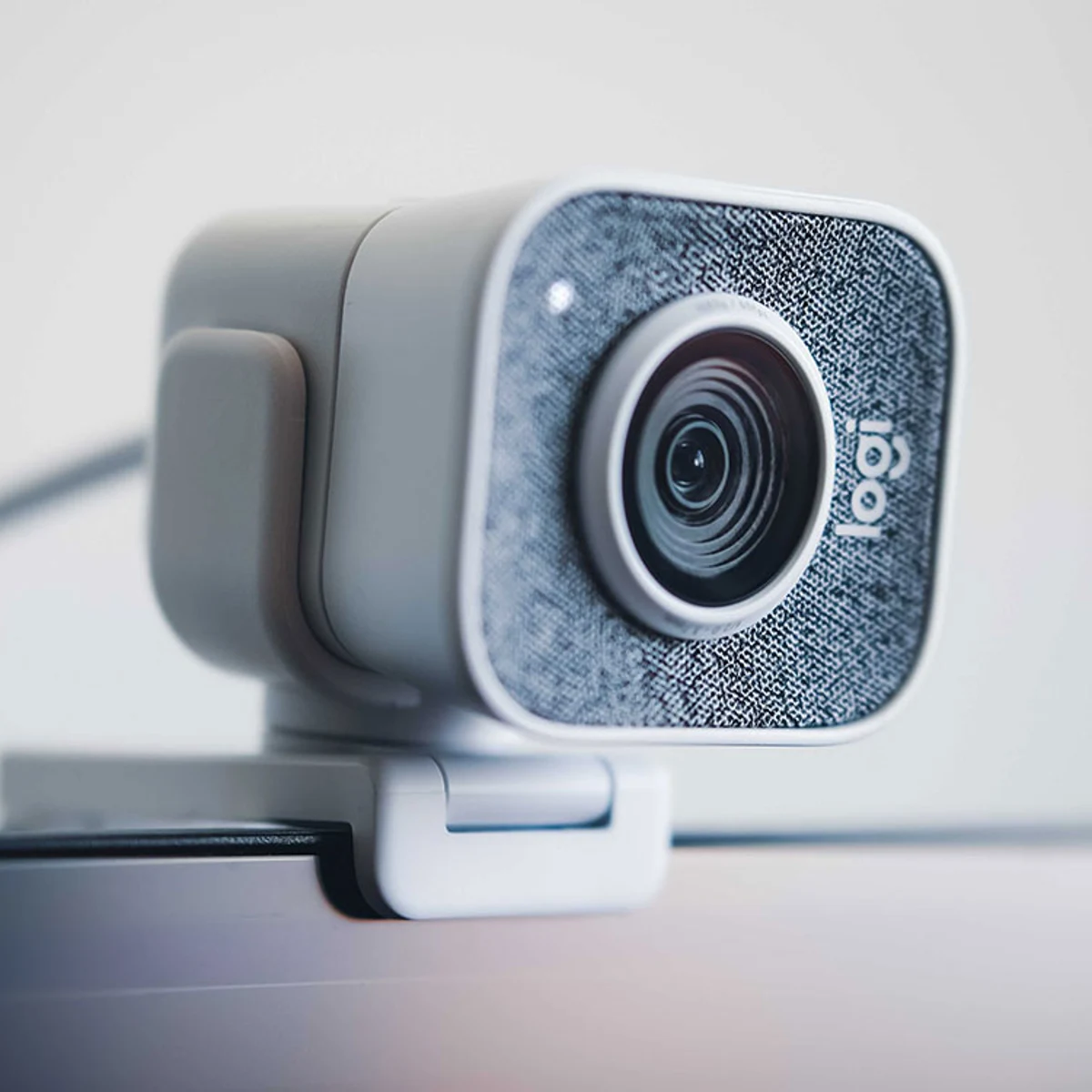Tapar la webcam con pegatinas es historia: ya hay tecnología para  bloquearla con llave