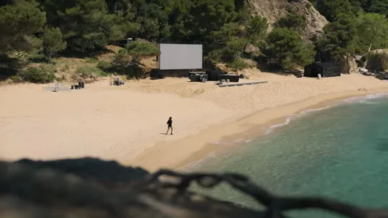 La playa que sirve de escenario para la fiesta es Cala Treumal , en Lloret de Mar La playa que sirve de escenario para la fiesta es Cala Treumal , en Lloret de Mar