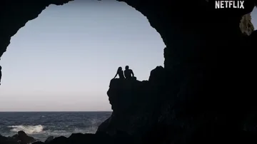 Dos personajes de 'Bienvenidos a Edén', en la Cueva de los Verdes