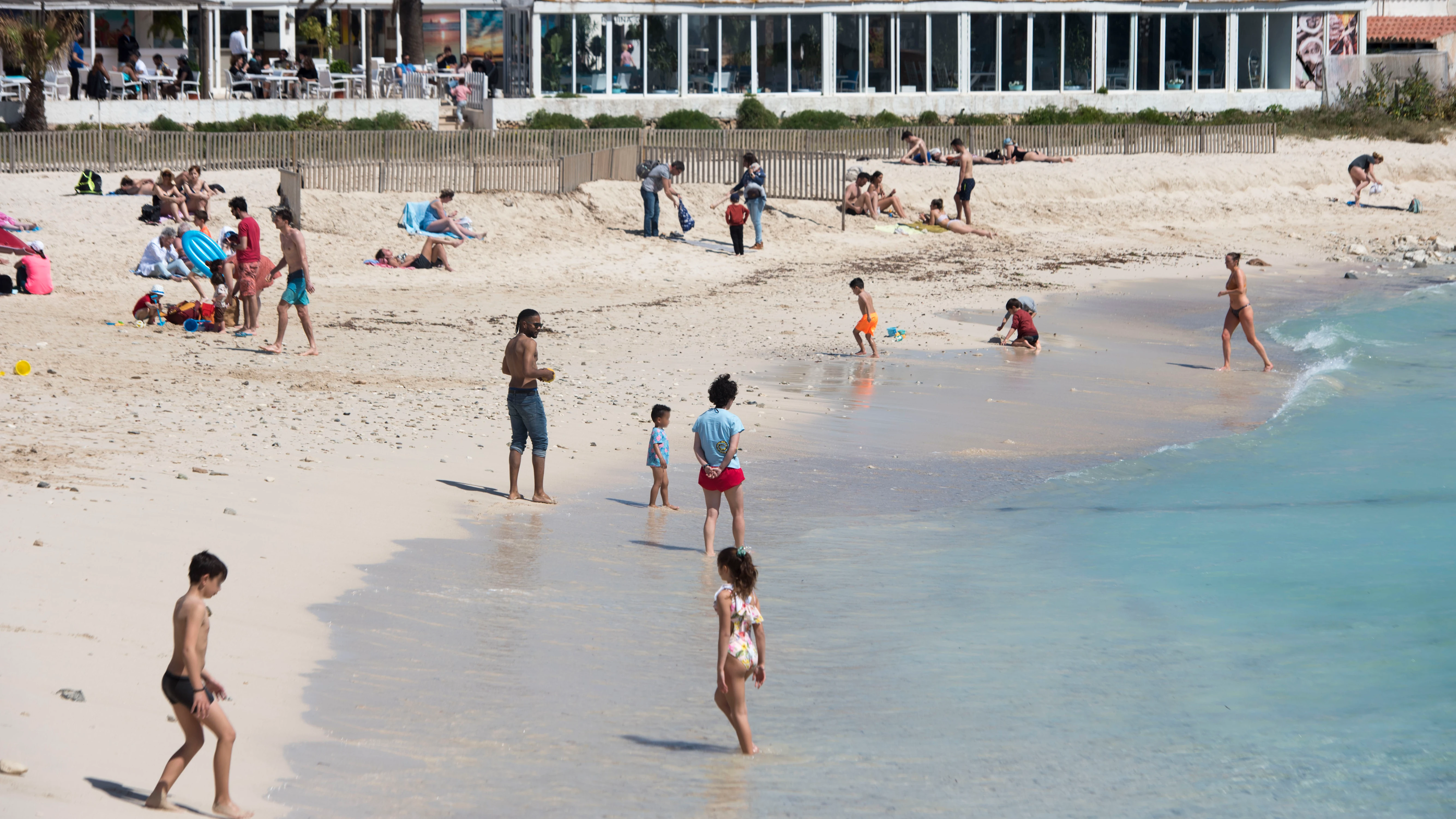 España roza los 30 ºC con una masa de aire frío y tormentas acercándose por el oeste