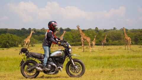 Alicia Sornosa en su vuelta al mundo en moto (Tanzania)