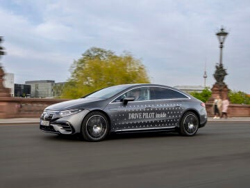 Mercedes comercializa el primer sistema de conducción autónoma en Europa