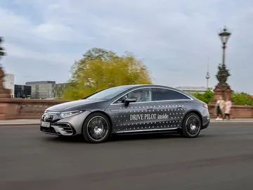 Mercedes comercializa el primer sistema de conducción autónoma en Europa Mercedes comercializa el primer sistema de conducción autónoma en Europa