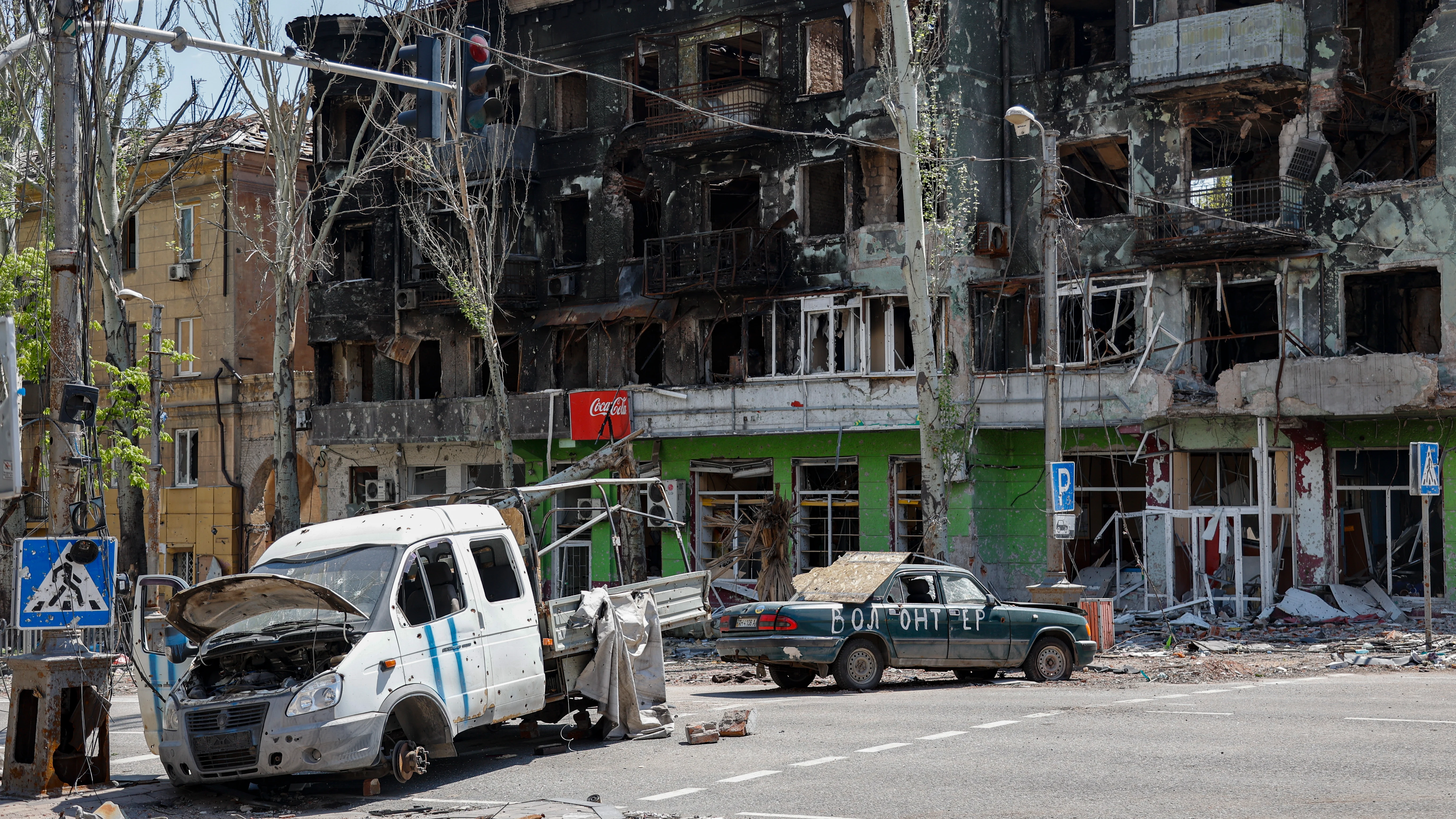 Coches y casas destruidas en la ciudad ucraniana de Mariupol.