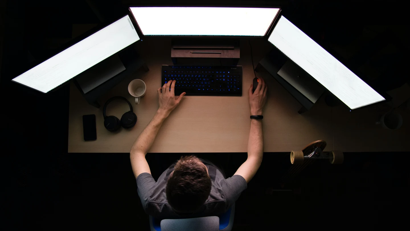 Hacker con ordenador Hacker con ordenador
