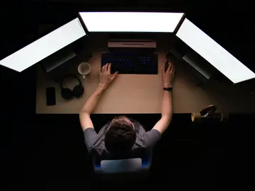 Hacker con ordenador Hacker con ordenador