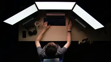 Hacker con ordenador Hacker con ordenador