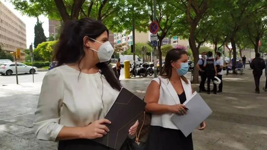 Las abogadas Carla Vall y Marta Ariste, que representan a la familia materna del niño Las abogadas Carla Vall y Marta Ariste, que representan a la familia materna del niño