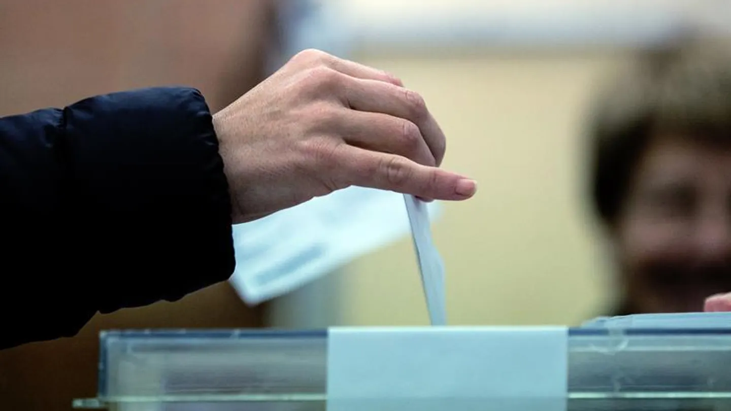 Una persona deposita su voto en una urna. Una persona deposita su voto en una urna. / Efe