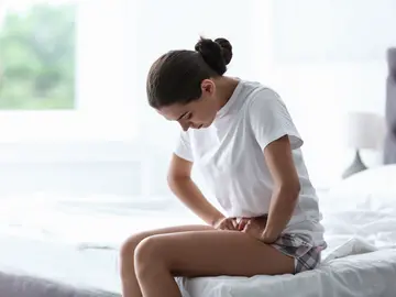 mujer con síntomas de regla mujer con síntomas de regla