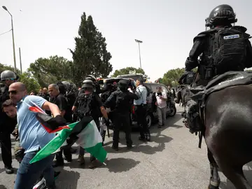 Enfrentamientos con la Policía israelí en el funeral en Jerusalén de la periodista palestina Shireen Abu Akleh